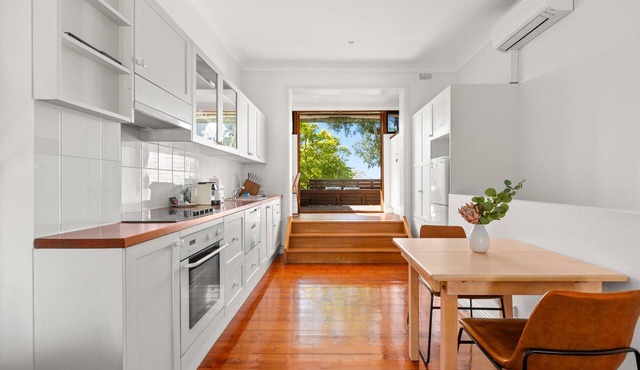 Elegant 1-Bed Oasis with Courtyard in North Sydney