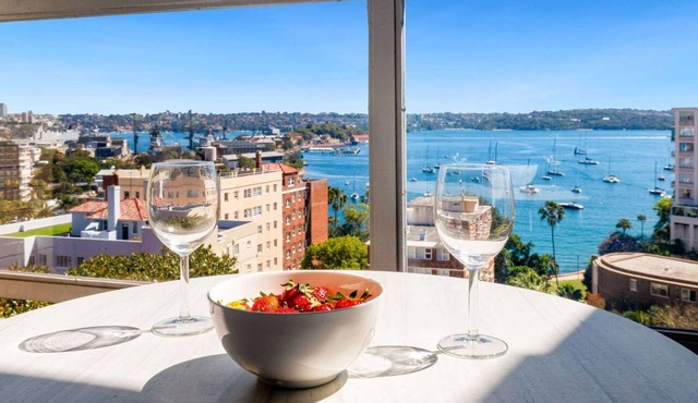 Elizabeth Bay View – Balcony Above the Water with Parking & Artistic Charm