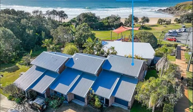 Emerald Break – Steps to the Beach