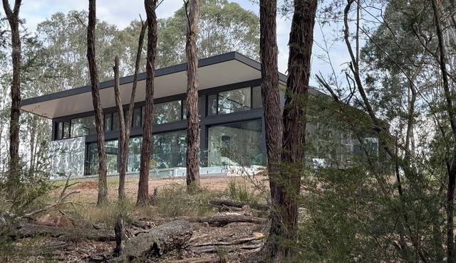 Enjoy peace and birdsong in Australian bush setting in architectural home.