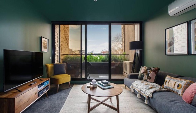 Evergreen Oasis - Poolside Living on Stanley Street in Melbourne