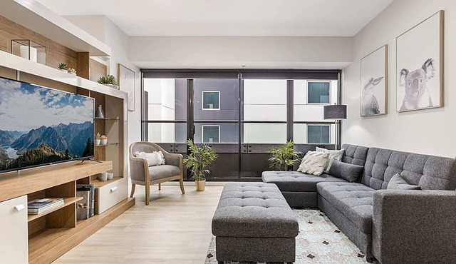 Executive Unit with Pool and Gym near Riverfront