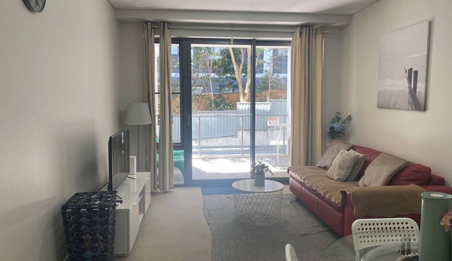 Exquisite 1 Bedroom Plus Study +Parking, Close to CBD