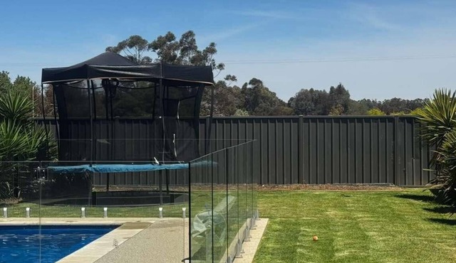 Fabulous 5-bedroom house with Pool in Bundalong