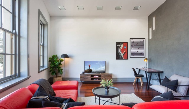 Fabulous NY Loft Style Apartment Opposite Manly Wharf