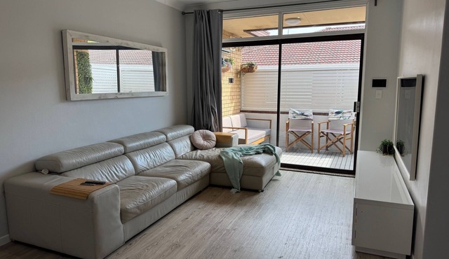 Family friendly 3BR in the heart of Oatley Village 30 mins train to CBD, Beaches