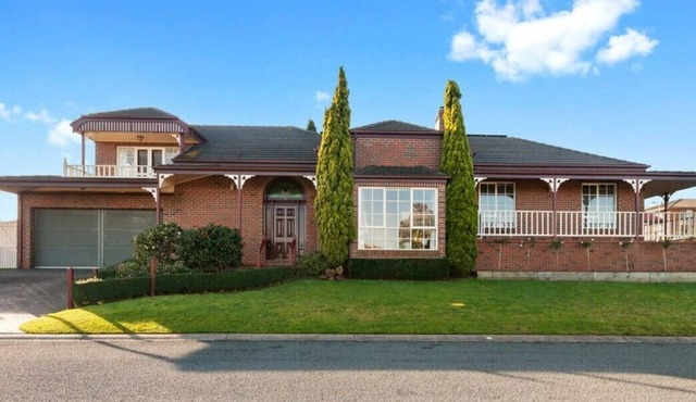 ‘Federation Style’ 4 bedroom House with Ocean View