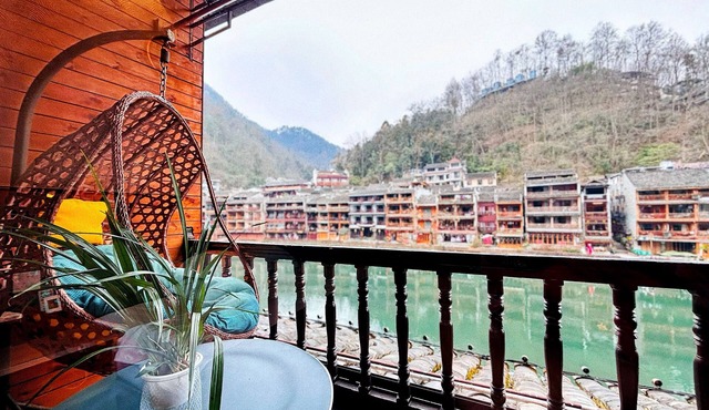 Fenghuang Meomory Riverview Inn