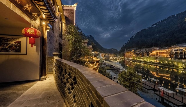 Fenghuang Yiquan River View B&B
