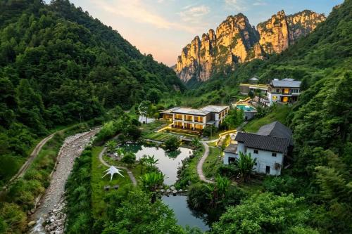Floating Peaks Lodge-English Services-Near the Ticket Gate