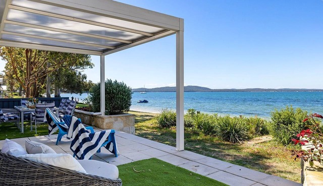 Foreshore Bliss - waterfront luxury accommodation, water views