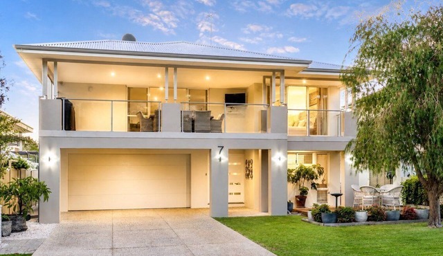 Foreshore Escape: Your Ultimate Coastal Retreat