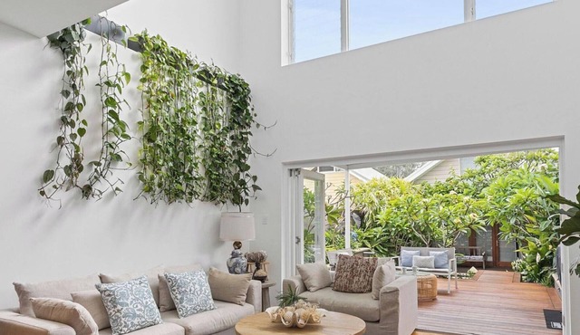 Four Bed Tropical Oasis with Spa in Manly!