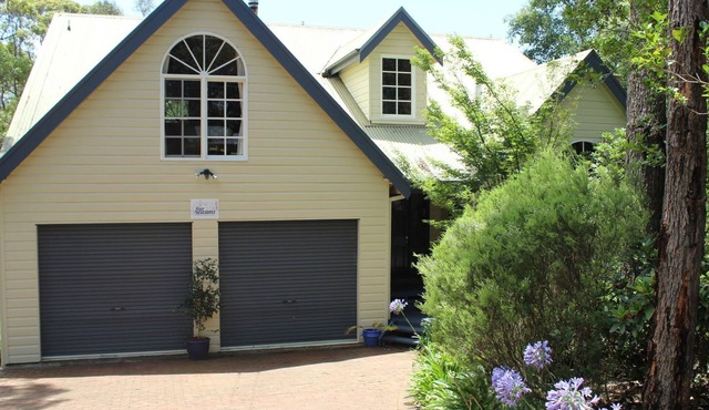 Four Seasons - Blue Mountains Home - Private Bushland with Spa & Fire place