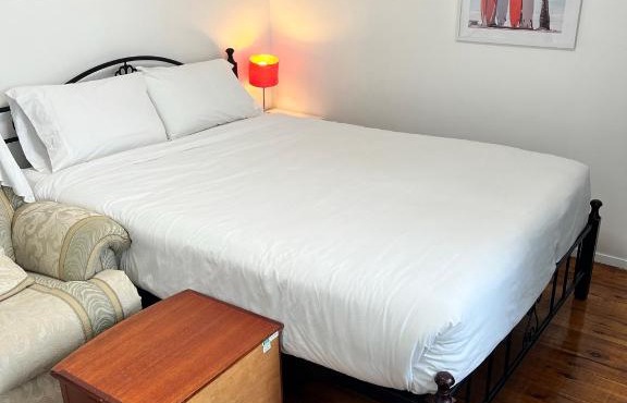 Fragrant Homes-68B independent aircon room, with 65’TV, queen size beds, rest sofa, built in wardrobe