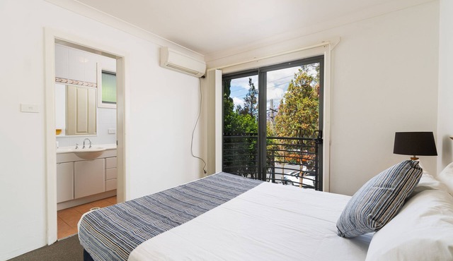 Fully Furnished and Equipped 2 Bedroom Unit in Hornsby