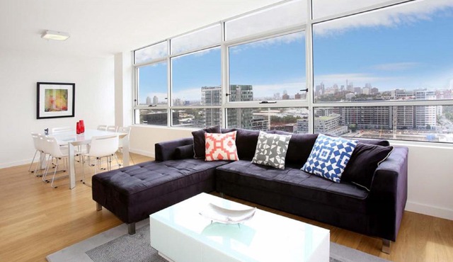Gadigal Groove - Modern and Bright 3BR Executive Apartment in Zetland with Views