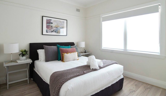 Garden 2 Bed Apt and Walk to Harbour | Parking