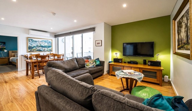 Get Comfy on Frew - CBD Stay near Parklands & Dining