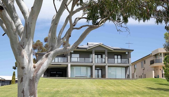 Getaway at River Paradise: Murray Bridge's Ultimate Riverside Retreat
