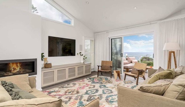 Getawayz NSW - 'Drift' - Absolute Beachfront at Coledale w/Panoramic Views & Multiple Living Zones