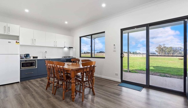 Glenowrie Cottage - 1 King, 2 Singles - Near Cadia