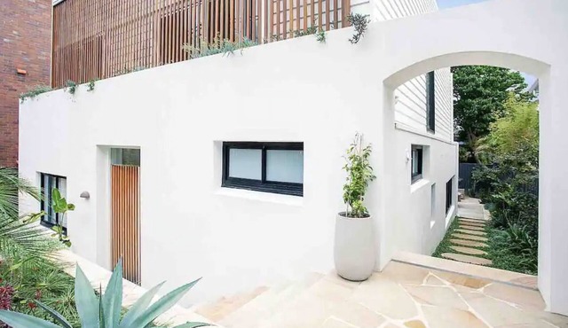 Gorgeous new designer beach home walking distance to beaches and cafes