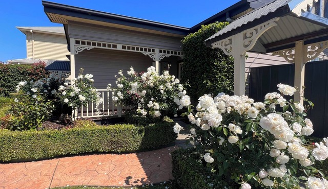 Gorgeous ultra clean 3 Bedroom/2 Bathroom Home Close to popular attractions/CBD