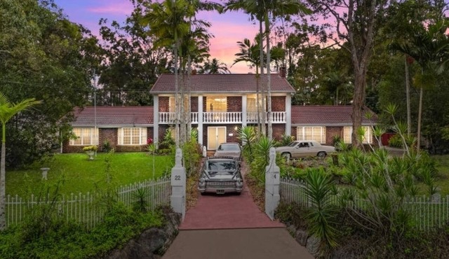 Gracelands Huge one bedroom apartment(left wing). One large Queen bedroom,