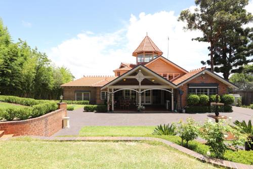 Grand Sydney Castle Home, Business Conference, Work Stay, Family Reunion Sleeps 25 plus
