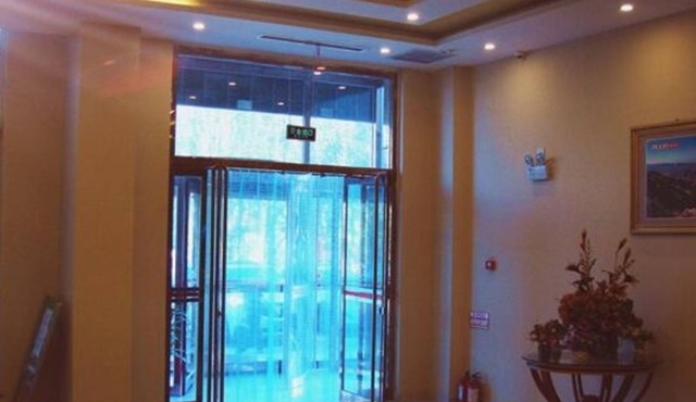 GreenTree Inn ZhangJiaKou Qiaoxi District WuYi East Street JianXing Express Hotel