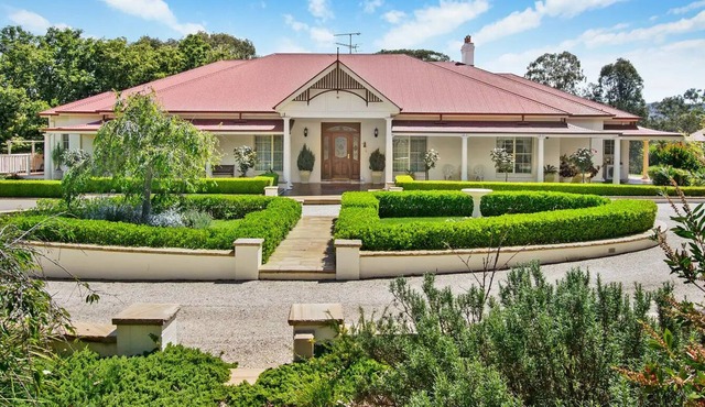 "Grose River Oasis" - style Living with a VIEW !