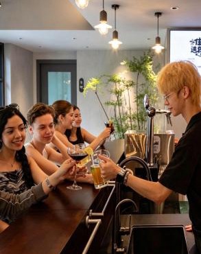 Guangzhou Desti Youth Hostel - Rainbow Bridge Metro Station-24H Reception&English Service& Cafe& Bar& Luggage Storage& Large Public Area