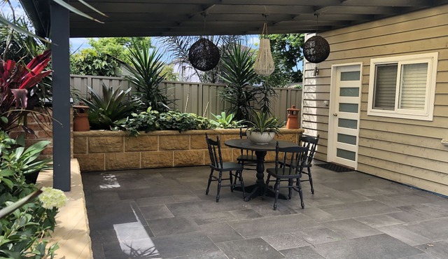 Guesthouse with Pool & BBQ - 10 kms from CBD