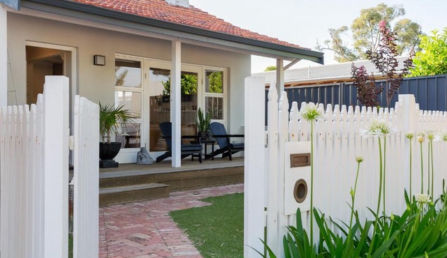 Guildford Cottage Swan BnB Management