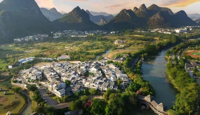 Guilin Qingshanshe Hotel -Free pick up train station stay two nights