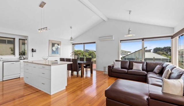 Half Moon Bay Hideaway: 1 min walk to foreshore