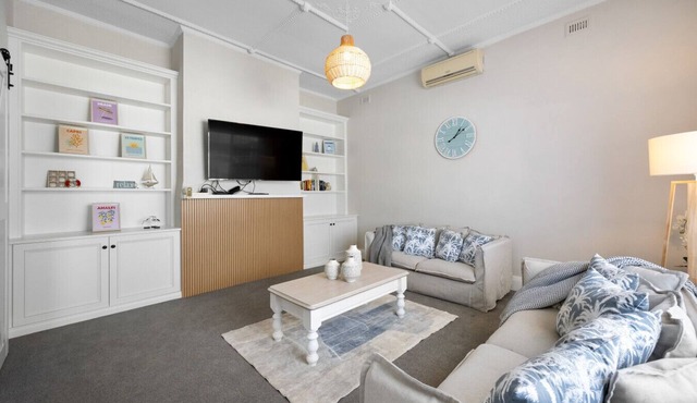 Hamptons Bungalow - Walk to Semaphore South Beach