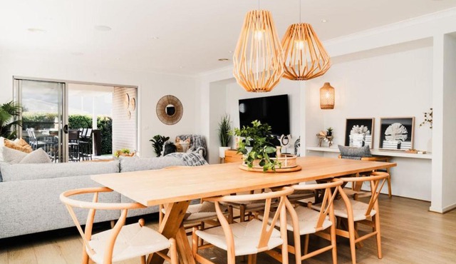 Hamptons Haven Luxe 4 bedroom, 2 bathroom, WIFI, Great for wedding stays Managed by Host On The Coast