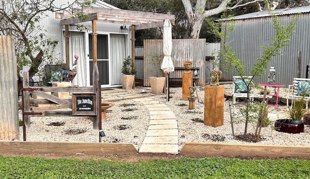 Hamptons style, studio retreat with light continental breakfast included