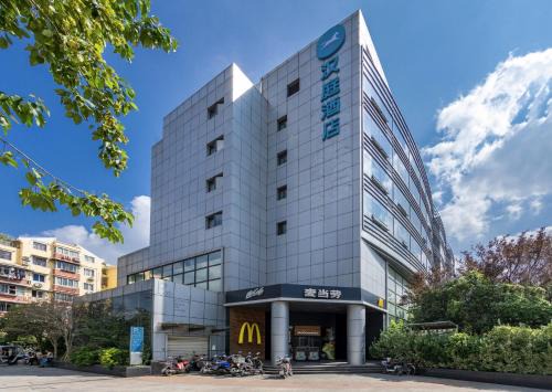 Hanting Hotel Shanghai Taopu New Village Subway Station