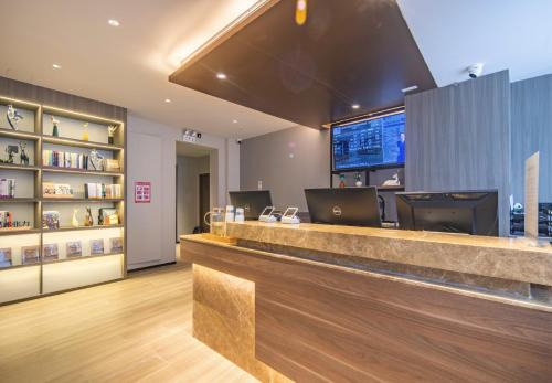 Hanting Hotel Shenzhen Huaqiang North Science Museum Subway Station