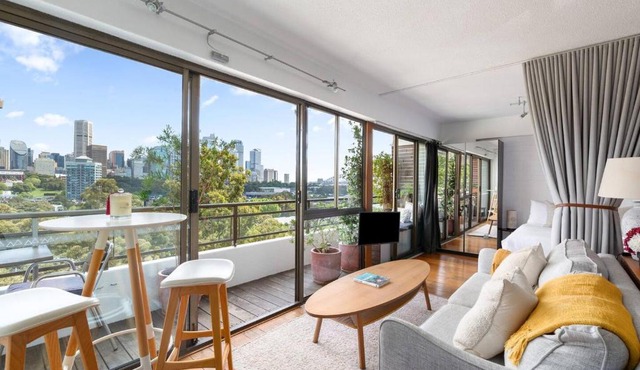 Harbour Horizon - Iconic Skyline Retreat with Pool