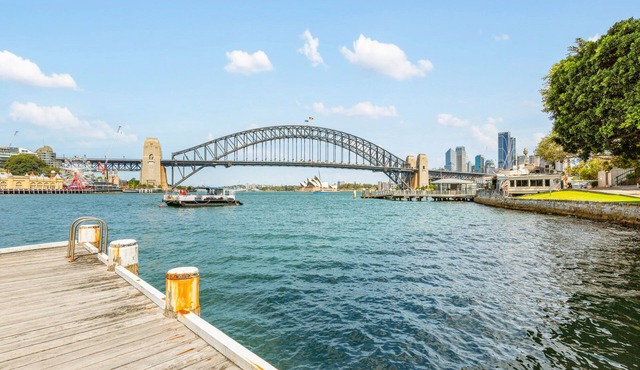 Harbour View with Opera House Overlook
