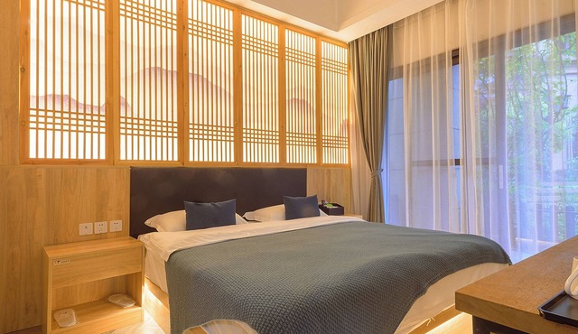 Heinemann Hotel courtyard or terrace king room B106— with a jacuzzi and a local