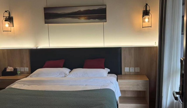 Heinemann Hotel Sunny King Room without Bathtub A308— with a jacuzzi and a local