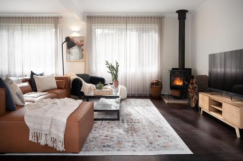 Hepburn Springs Retreat- stylish & light-filled