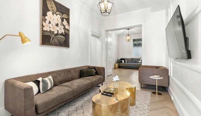 Heritage Townhouse with Private Parking
