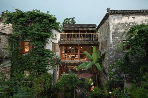 Hidden Moisture and Return to Simplicity Homestay in Mount Huangshan