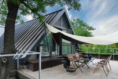 Hidden Spring Entire 7 Bedroom Mountain Villa Near Huashan for Families and Groups